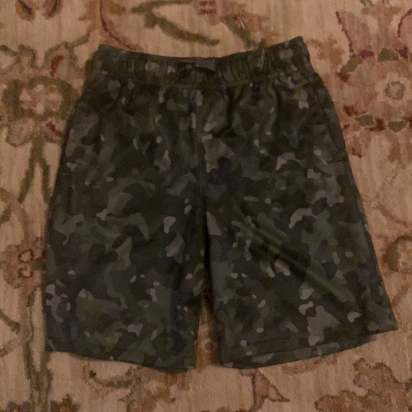 Bundle w/Camouflage Shirt and Shorts - Picture 2 of 4
